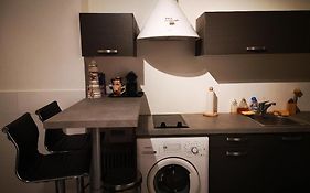 Superbe studio meublé cosy avec patio au calme Jean médecin